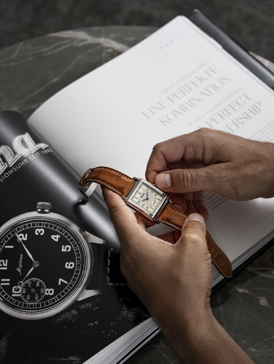 Bild von Alpina Alpiner Heritage Carrée Automatic 140 Years