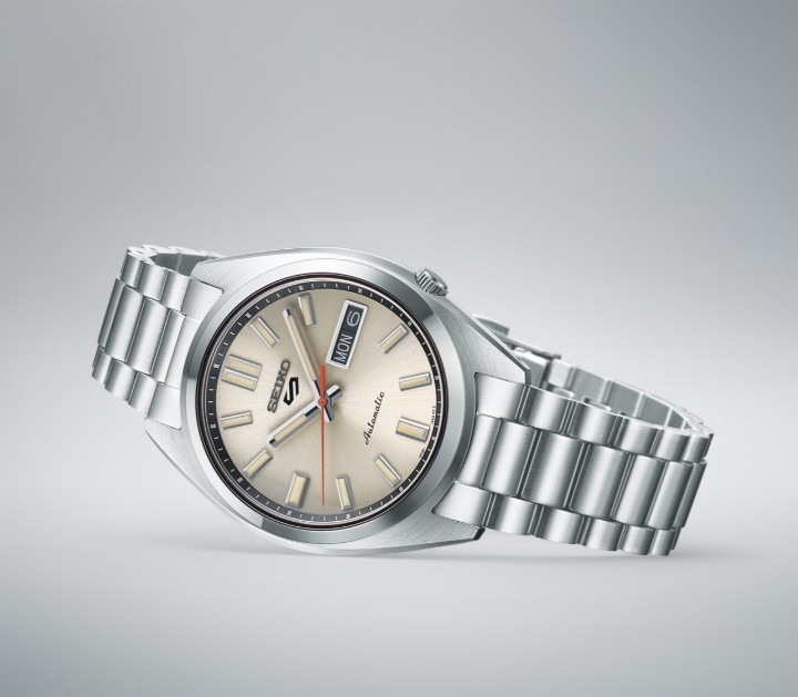 Bild von Seiko 5 Sports SNXS ‘Beige Chinos’