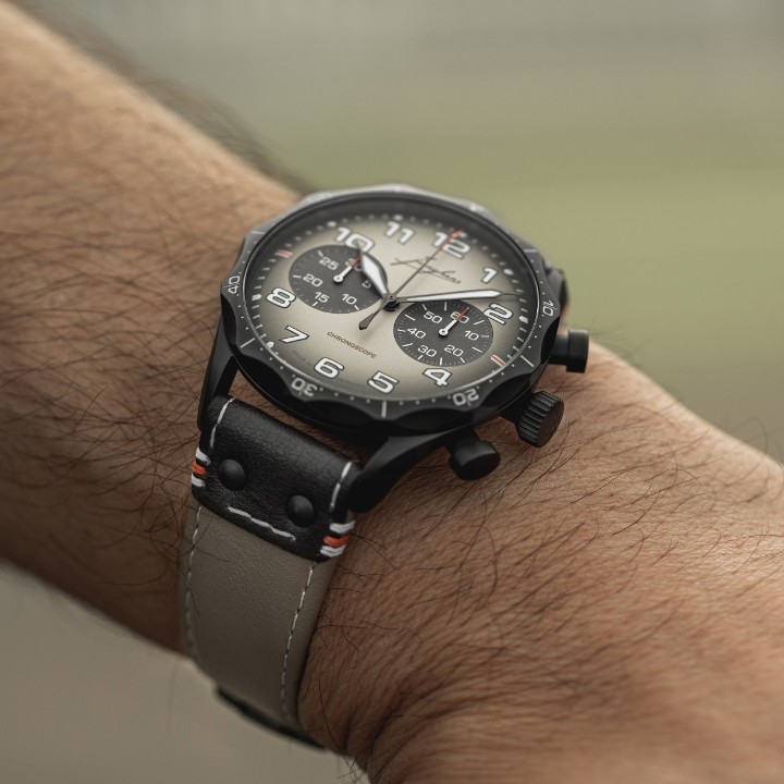 Bild von Junghans Meister Pilot Chronoscope Desert