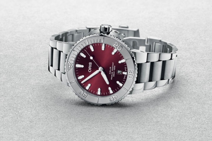 Bild von Oris Aquis Date Relief Cherry Dial