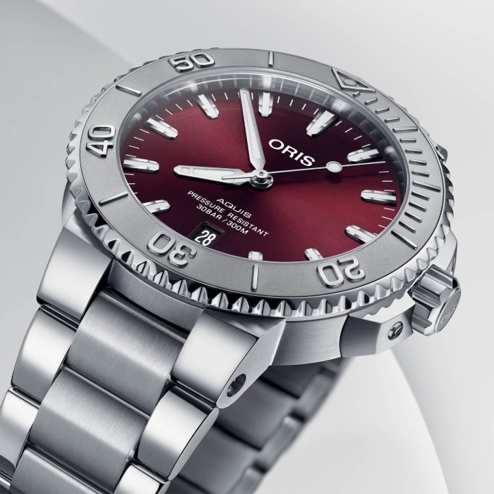 Bild von Oris Aquis Date Relief Cherry Dial