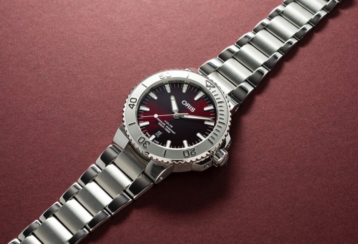 Bild von Oris Aquis Date Relief Cherry Dial