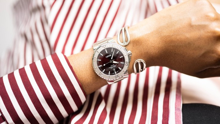 Bild von Oris Aquis Date Relief Cherry Dial
