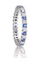 Produktdetails anzeigen - Ring LOEE aus Weißgold mit Diamanten und Multisaphiren Bild von Ring LOEE aus Weißgold mit Diamanten und Multisaphiren