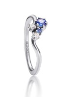 Produktdetails anzeigen - Ring LOEE Sparkle aus Weißgold mit Diamanten und Multisaphiren Bild von Ring LOEE Sparkle aus Weißgold mit Diamanten und Multisaphiren