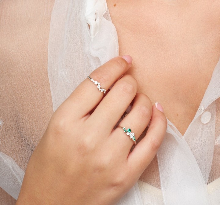 Bild von LOEE Sparkle Ring aus Weißgold mit Diamanten und Smaragden