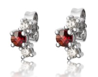 Produktdetails anzeigen - Ohrringe LOEE Sparkle aus Weißgold mit Diamanten und Granaten Bild von Ohrringe LOEE Sparkle aus Weißgold mit Diamanten und Granaten
