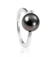 Produktdetails anzeigen - Prsten LOEE Pearls z bílého zlata s diamanty a perlou Bild von Prsten LOEE Pearls z bílého zlata s diamanty a perlou