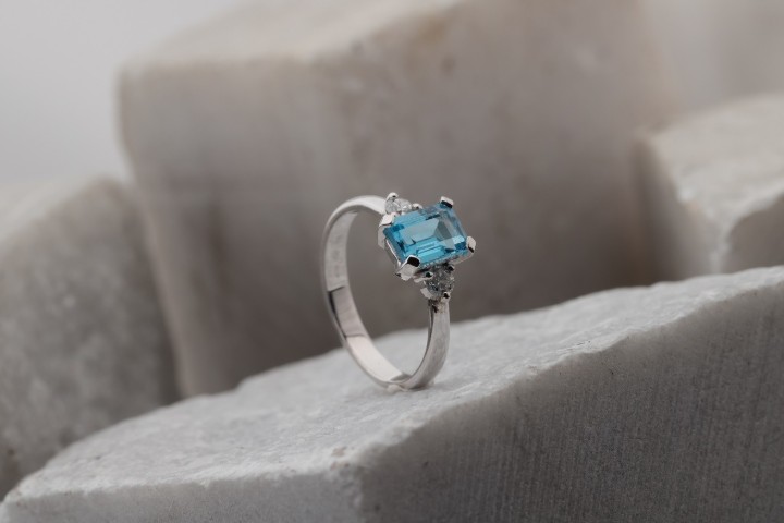 Bild von Ring LOEE Palette Diamonds aus Weißgold mit Diamanten und einem Topas