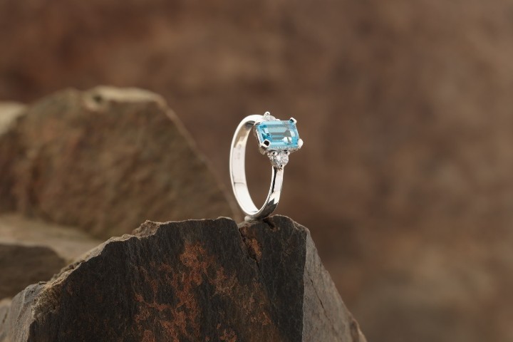 Bild von Ring LOEE Palette Diamonds aus Weißgold mit Diamanten und einem Topas
