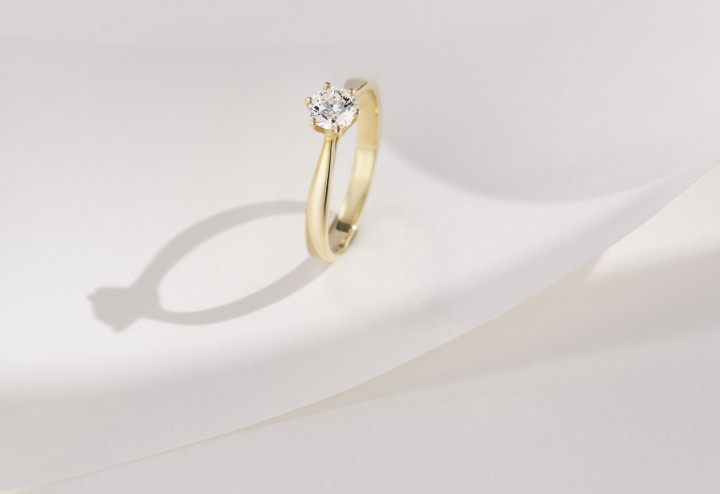 Bild von Verlobungsring LOEE aus Gelbgold mit einem Diamanten