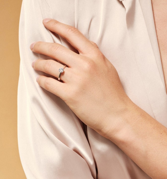 Bild von Verlobungsring LOEE aus Weißgold mit einem Diamanten