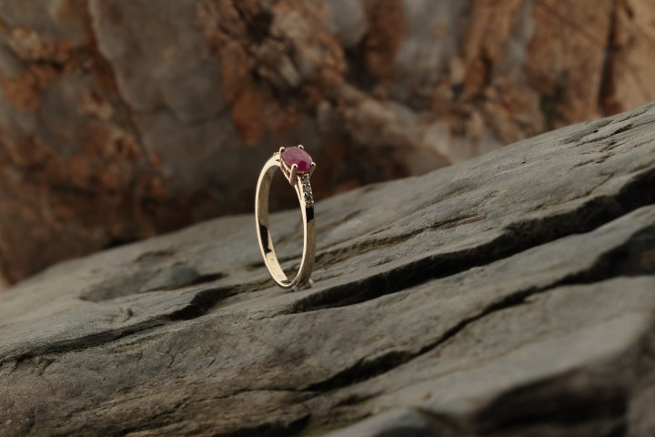 Bild von Ring LOEE Palette Diamonds aus Gelbgold mit Diamanten und einem Rubin