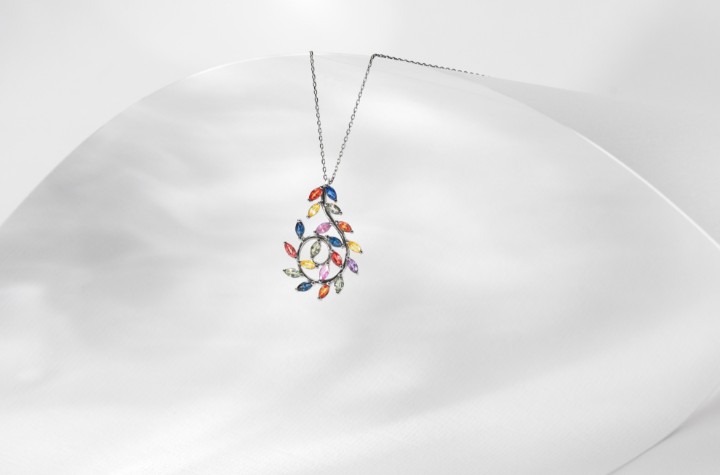 Bild von Anhänger LOEE Gaia z bílého zlata s multisafíry