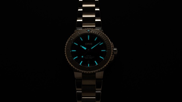 Bild von Oris Aquis Date Relief Cherry Dial