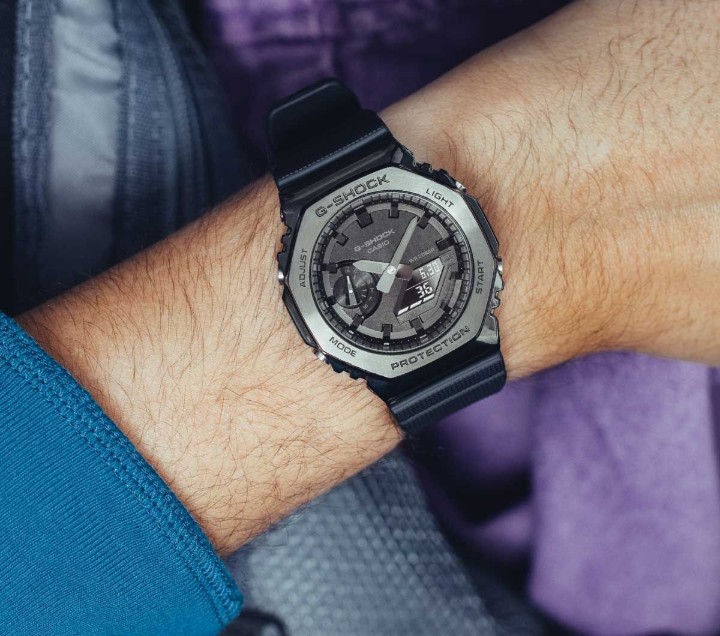 Bild von Casio G-Shock All Black Metal Cover Series