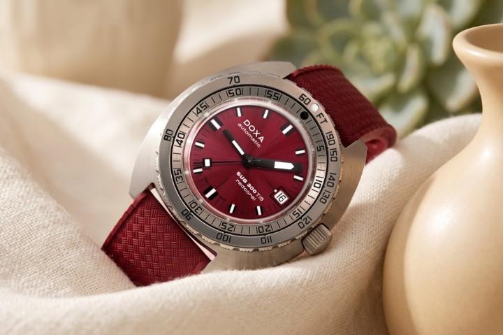 Bild von Doxa SUB 300 Ti5 Redcoral