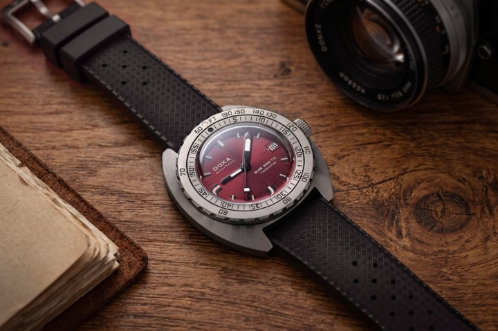 Bild von Doxa SUB 300 Ti5 Redcoral