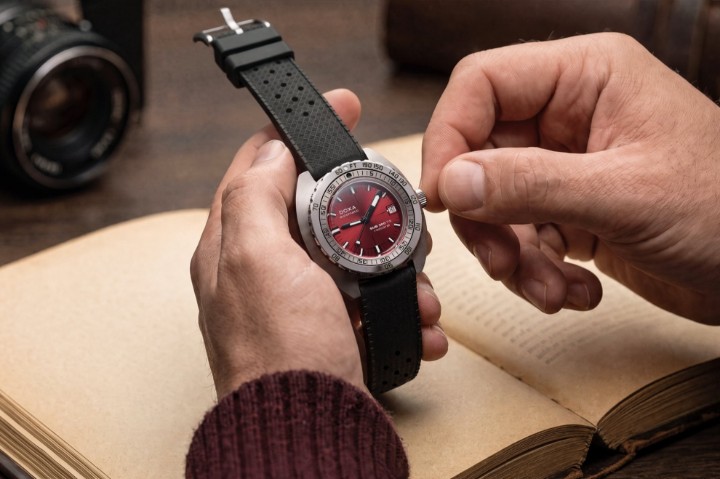 Bild von Doxa SUB 300 Ti5 Redcoral