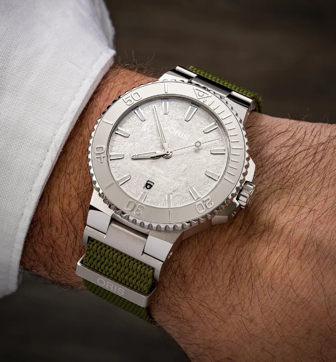 Bild von Oris Aquis Date Oris Social Club Edition II
