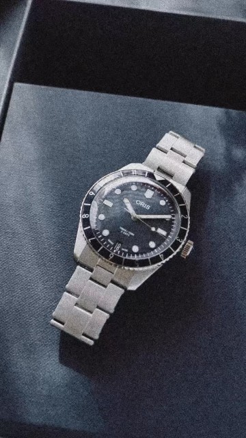 Video: 5 dní rezerva chodu. 40 mm čistého stylu. Oris Divers Sixty-Five 12H Calibre 400 v plné parádě. 🖤 Jak se vám líbí tahle…